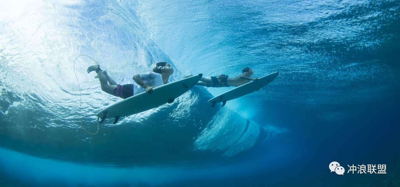 浅灰色V字紧身上衣搭配牛仔短裤，气质又百搭，这样的搭配你觉得怎么样呢？游戏画面