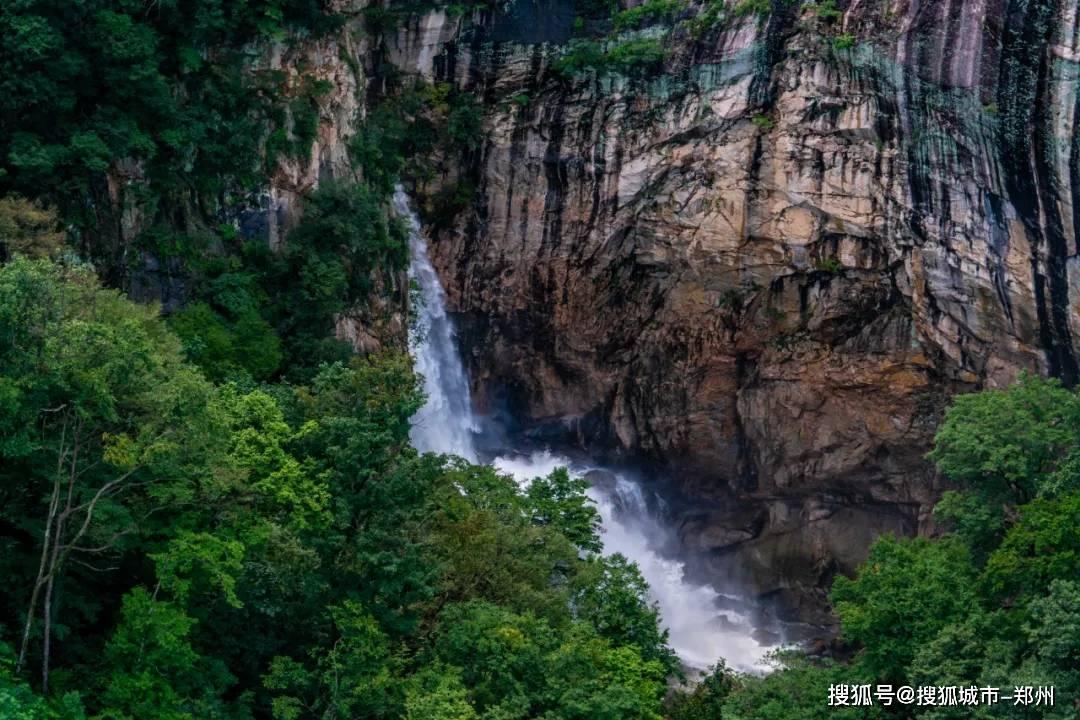 36岁刘亦菲巴黎被偶遇,打扮时髦身材瘦削,面容稚嫩梦回十八岁