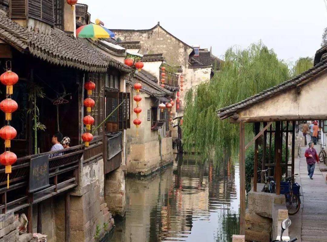 提前吃好年夜饭 放假立马去旅游 错峰吃年夜饭火爆到“一厢难求”